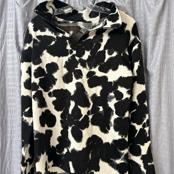 enThread, abstract, black and white, loose mock neck; zipper closing in the back - Picture 4 of 4